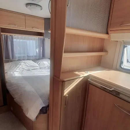Przyczepy Kempingowe Azur Blisko Plazy I Centrum Campsite *