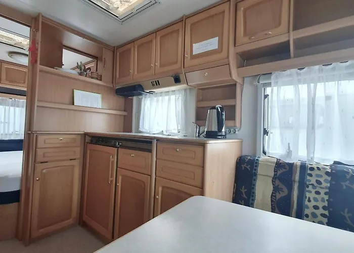 אתר קמפינג Przyczepy Kempingowe Azur Blisko Plazy I Centrum מיילנו